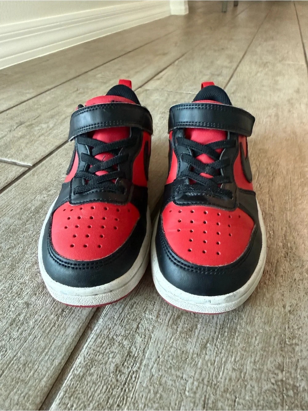 Nike Kids Black and Red Low-Top Sneakers with Hook-and-Loop Strap